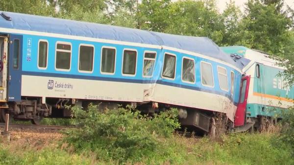 Trei morţi şi 40 de răniţi după ce două trenuri s-au ciocnit în Cehia. Tragedia s-a produs dintr-o eroare umană
