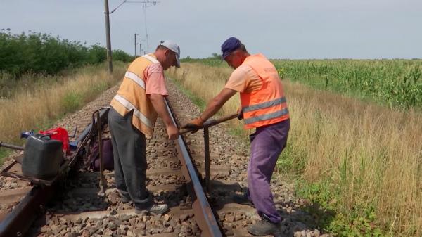 Drumul cu trenul de la Timişoara la Bucureşti era de două ori mai rapid acum 25 de ani. Unealta de bază la reparat șinele: târnăcopul