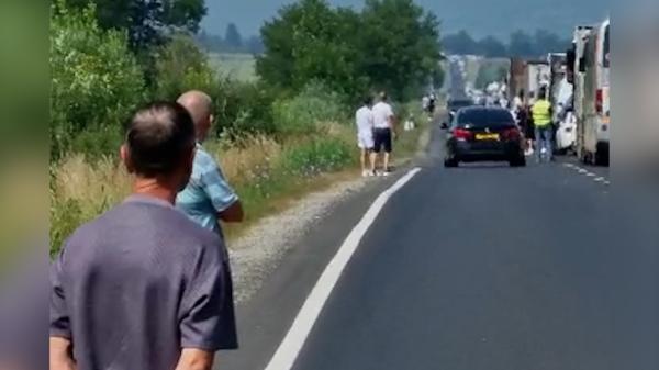 Un şofer a fost surprins în timp ce a depăşit o coloană de maşini fără să ţină cont că de pe contrasens venea un autoturism: Aşteptam în coloană şi l-am văzut cum vine cu viteză