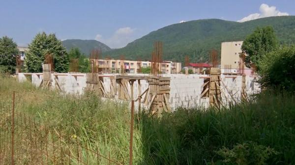 Zeci de tineri aşteaptă de 3 ani să primească o locuinţă ANL, în Bumbeşti-Jiu. Constructorul a ridicat doar câteva ziduri, printre buruieni