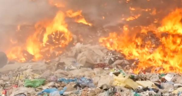 Incendiu la o groapă de deşeuri din Mehedinţi. Flăcările s-au întins pe o suprafaţă de 1.000 de metri pătraţi