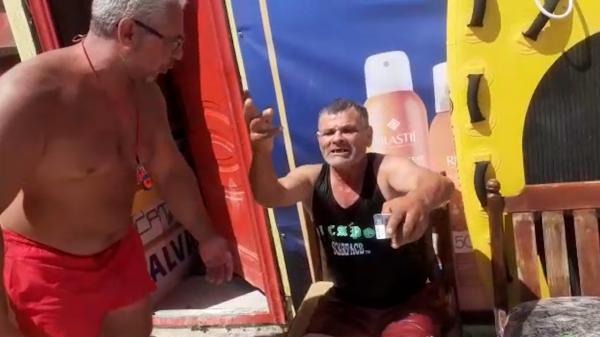 "Mi-ai udat țigările!" Un bărbat beat criță s-a luat la ceartă cu salvamarii, după ce a fost salvat de la înec