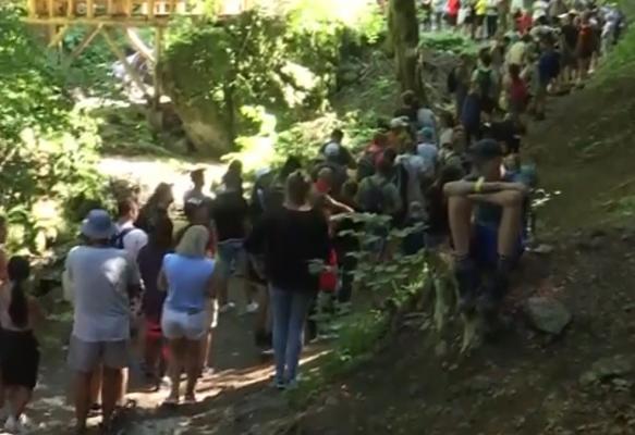Sute de turiști în masivul Piatra Mare. Goana după relaxare a dus la formarea de cozi imense