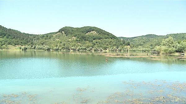 Paddleboarding-ul este la mare căutare printre turiștii români. Cât costă un bilet pe lacul Bezid