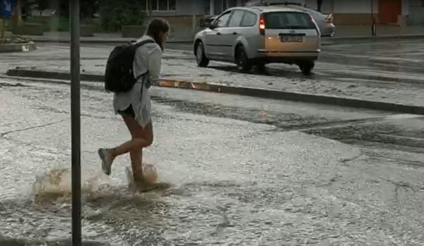 Străzi inundate şi maşini blocate, după o furtună puternică în Cluj