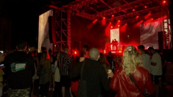 Ploaia torenţială i-a pus pe fugă pe spectatorii de la Electric Castle. Organizatorii au fost nevoiţi să întârzie concertele