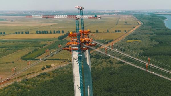 Eforturile depuse de muncitori pentru ridicarea podului peste Dunăre de la Brăila, cel mai mare proiect de infrastructură din România de după Revoluţie 