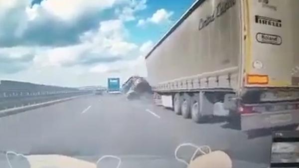 Accident grav provocat de un BMW pe autostradă: Şoferul unui tir a murit după ce a fost lovit de un bolid şi a pierdut controlul volanului,  în Polonia
