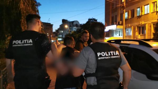 Prinde-mă dacă poţi: Un tânăr fără permis a intrat prin efracţie, a furat cheile unei maşini, ca mai apoi să facă accident