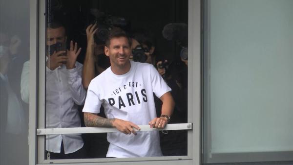 Lionel Messi a fost primit ca un erou la Paris. Mii de fani l-au întâmpinat în stradă, după ce a semnat cu PSG