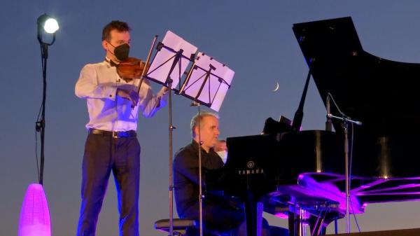 Vioara Stradivarius a fost adusă în oraşul lui Brâncuş. Concert impresionant susţinut de violonistul Alexandru Tomescu, lângă Coloana Infinitului