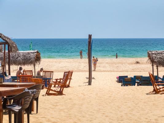 Lungul drum spre mare. Turiştii se plâng că durează patru minute să ajungă de la şezlong, la apă