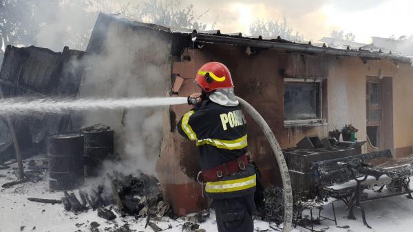 Şase case din Suceava au luat foc în câteva minute: incendiul ar fi fost provocat de un piroman. Poliţia a deschis dosar penal
