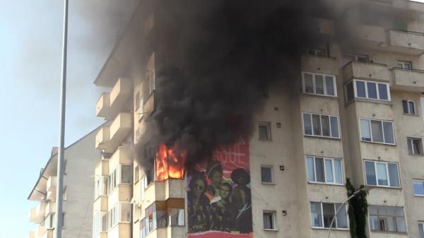 Balconul unui clujean a luat foc, din cauza efectului de lupă al termopanului. ”Vai, cad bucăți din el pe mașini!”