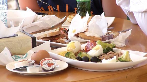 Românii renunţă cu greu la risipa alimentară. Anual, milioane de tone de mâncare iau calea tomberonului: "Vrem mângâieri pe burtică la sfârșitul zilei"