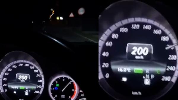 Şofer filmat cu 200 km/h în localitate, noaptea, în Maramureş. Poliţia spune că nu îl poate amenda