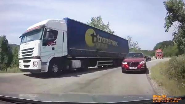 Accident evitat în ultima clipă, după o depășire de infarct a unui șofer de BMW, pe linie continuă, în curbă