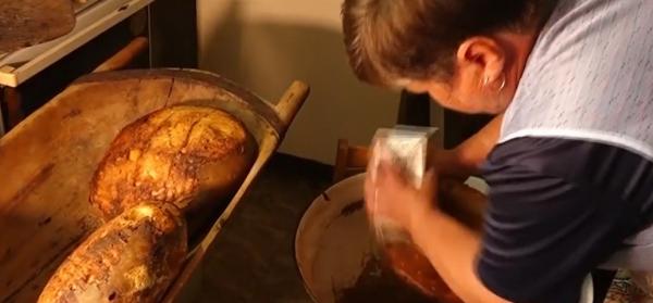 Cele mai gustoase pâini, făcute din cel mai sălbatic grâu. Secretul pâinii coapte în Ditrău
