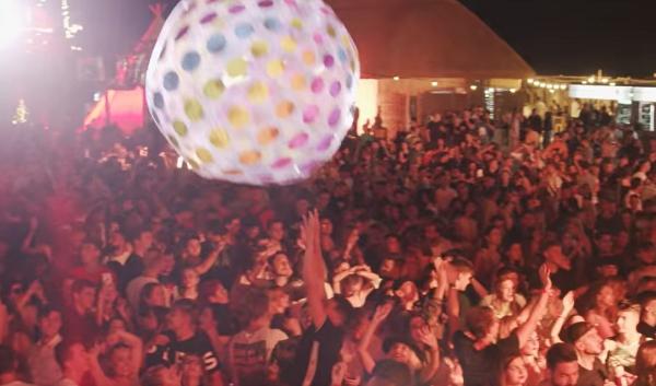 Nostalgia Retro/Disco/Future, pe plaja Neversea. La eveniment este permis doar accesul persoanelor vaccinate sau testate