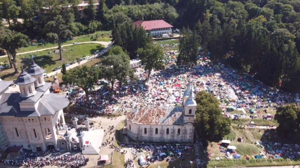 Pelerinaj cu peste 10.000 de oameni la Mănăstirea Nicula, ca înainte de pandemie. ”Nu e greu. Așa e plăcut Maicii Domnului”