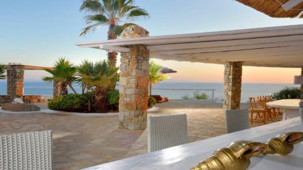 Dragoş Săvulescu, "condamnat" la lux. Detalii exclusive despre viaţa pe care duce fostul acţionar de la Dinamo într-o vilă din Mykonos