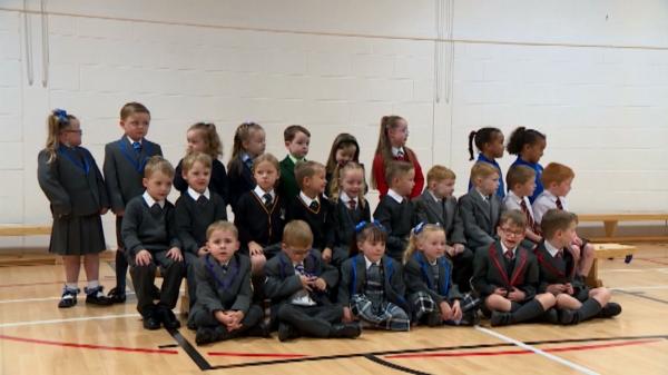 Forfotă mare într-o regiune din Scoția: 15 perechi de gemeni încep școala în această toamnă.”Vreau să învăţ literele şi numerele”