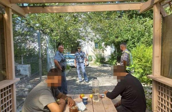 Un șofer de TIR a sunat la 112 pentru că auzea voci în remorcă, deși sigiliul vamal era intact. Ce au descoperit polițiștii vasluieni