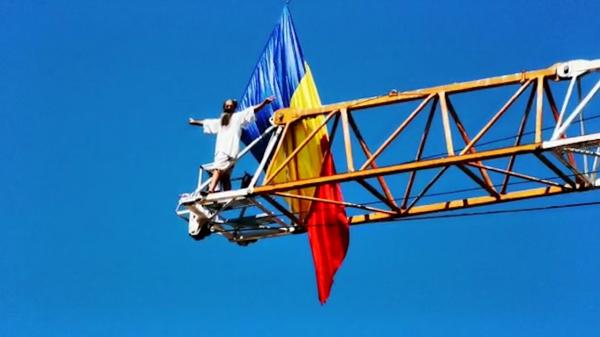 Protest extrem în centrul Capitalei. "Stegarul dac" s-a cățărat pe o macara din Piața Romană