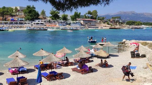Albania, destinație de pandemie pentru români: Peisaje rupte din poveşti, plaje sălbatice și nicio restricție Covid