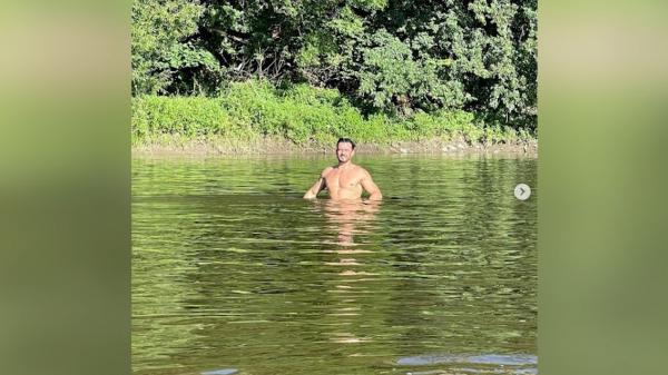 Orlando Bloom, vacanţă fierbinte. Actorul s-a lăsat fotografiat complet dezbrăcat şi a postat imaginile pe reţelele de socializare