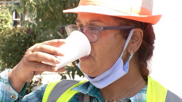 30.000 de oameni nu mai pot bea apă de la robinet, pentru că e infestată cu o bacterie mortală. Nici în magazine nu mai găsesc să cumpere