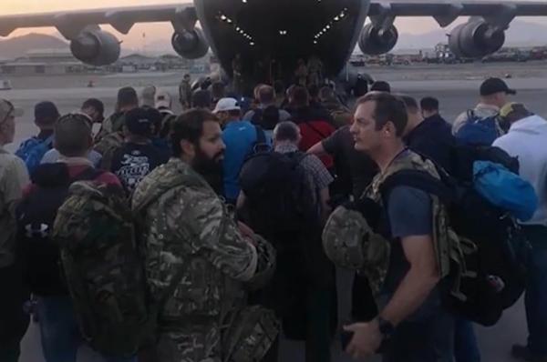 Imagini cu momentul evacuării românilor din Kabul. MAE: Mai sunt 27 de cetățeni în Afganistan