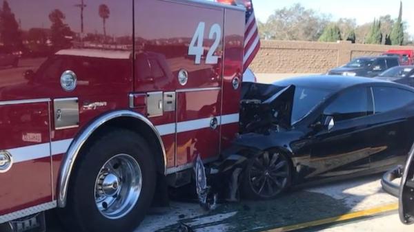Tesla, vizată de o anchetă în SUA. Accidentele provocate de sistemul "pilot automat" au condus la o serie de investigaţii