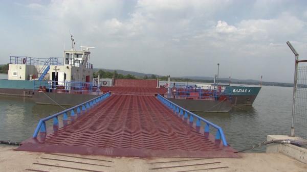 Călătoriile cu bacul peste Dunăre au fost reluate. Turiştii care vor să viziteze Clisura Dunării profită de fiecare moment