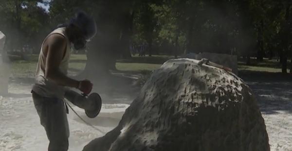 Bucăţi uriaşe de calcar sunt transformate în adevărate opere de artă, într-o tabără de sculptură din Arad