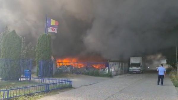 Incendiu puternic la un depozit de materiale plastice din Alba Iulia. Avertizare RO-ALERT: arde o suprafaţă de 2.000 de metri pătraţi