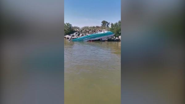 O șalupă cu 18 persoane, între care 5 copii, s-a răsturnat pe braţul Sulina, după ce conducătorul a acroșat un mal de piatră