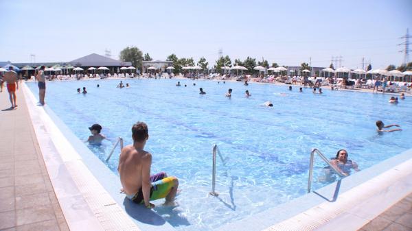 Cele două piscine amendate de ANPC cu 35.000 de lei, din cauza bacilului piocianic descoperit în apă, nu aveau autorizaţie
