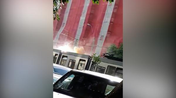 Incendiu puternic la un tramvai din Capitală. Linia 32 este blocată de zeci de minute
