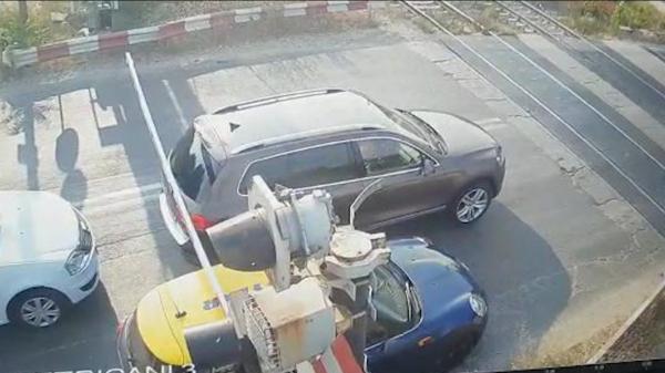 Doi şoferi au blocat nordul Capitalei după ce au forţat bariera. Un angajat CFR a vrut să salveze situaţia cu ciocanul