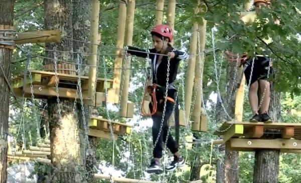 Cel mai mare parc de aventură din Gorj și-a deschis porțile. Iubitorii de adrenalină se pot bucura de 66 de jocuri și 6 trasee