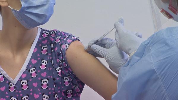 Doza trei de vaccin se va administra din toamnă cu Pfizer şi Moderna. Soluţia luată în calcul de specialişti pentru cei imunizaţi cu AstraZeneca