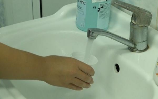 EXCLUSIV. Localnicii din Câmpina au băut apă infestată de 6 ori în ultimii 4 ani fără să ştie. Autorităţile nici măcar nu i-au avertizat