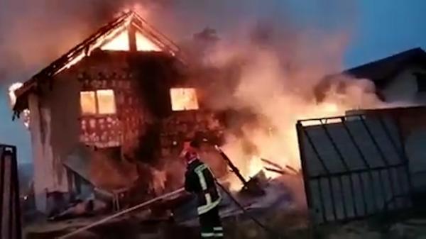 Incendiu puternic la o casă din Mehedinţi. Patru echipaje de pompieri au intervenit pentru stingerea flăcărilor