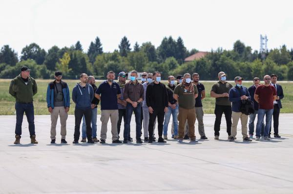 Imagini cu momentul în care românii evacuați din Afganistan s-au întors acasă. Iohannis: "Repatrierea, în condiţii extrem de dificile de securitate"