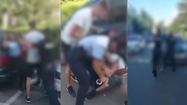 Momentul în care polițista din Botoșani este lovită cu pumnul în față, în timpul unei intervenții. Nici colegii ei nu au avut o misiune mai ușoară