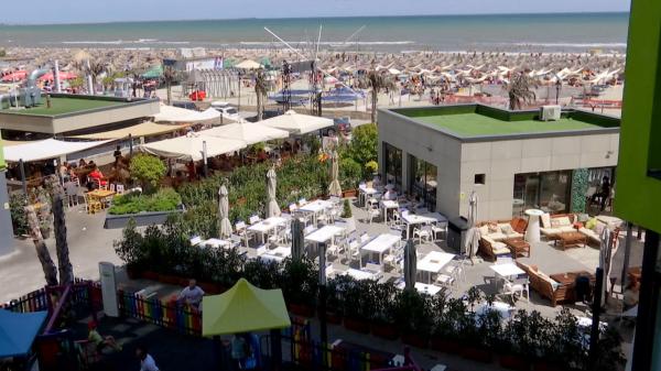 Sute de lei economisite pentru cei care îşi organizează vacanţele la mare la final de vară. Cazarea şi şezlongurile, pe lista reducerilor