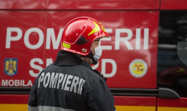 Patru case din Caraş-Severin, la un pas de a se face scrum după ce un bătrân a aruncat, la întâmplare, o ţigară aprinsă