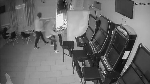 Doi hoți din Botoșani s-au chinuit să jefuiască o sală de jocuri, distrugând ușa, deși geamul era spart