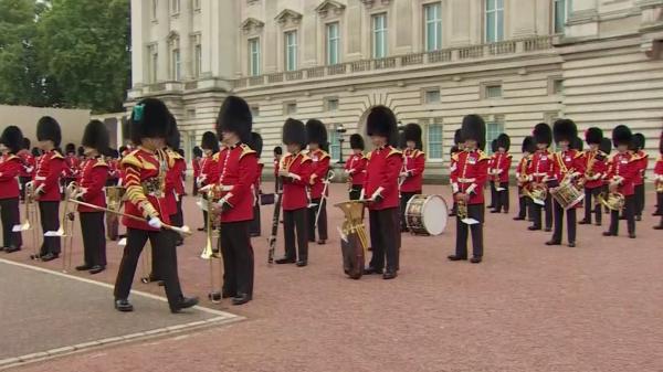 Schimbarea gărzii de la Palatul Buckingham s-a transformat într-un veritabil spectacol